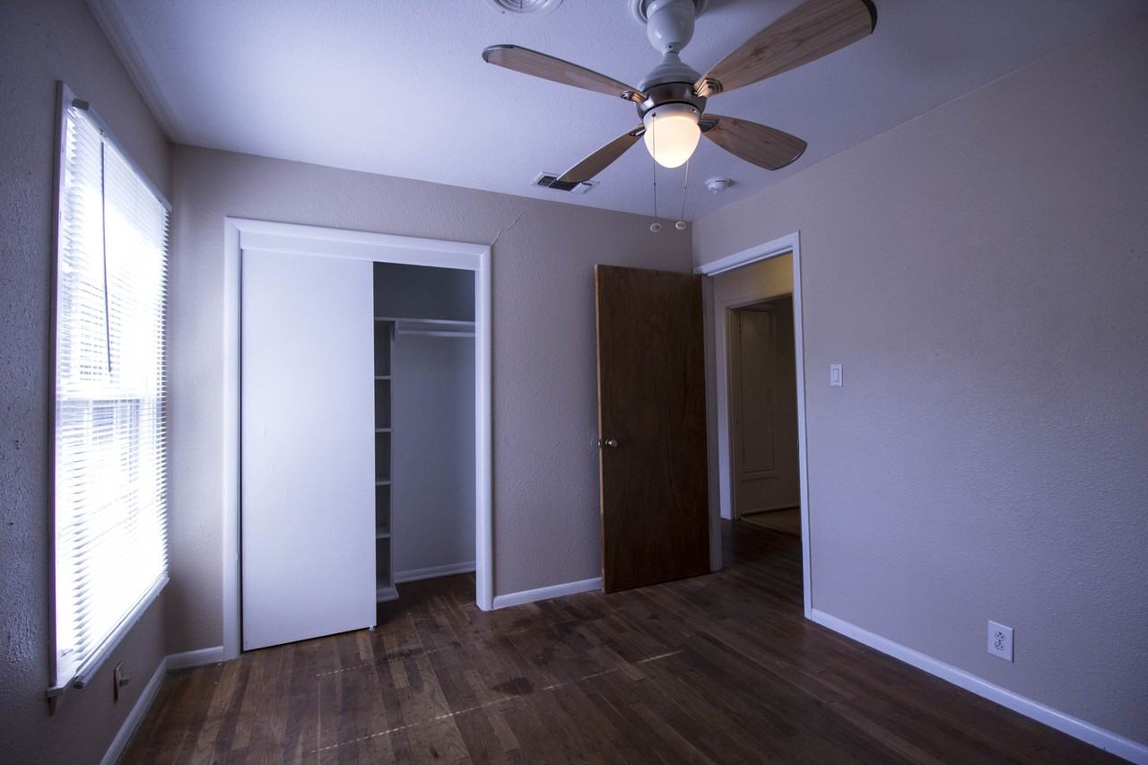 1004 Crescent St - Photo 7 of 16