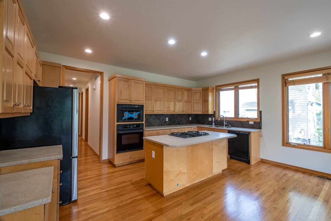 5436 Hunter Dr - Photo 3 of 40
