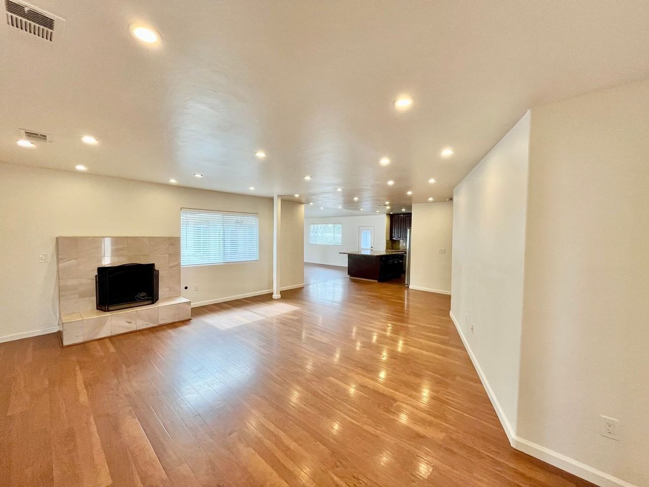 6903 Eberhart St - Photo 3 of 20