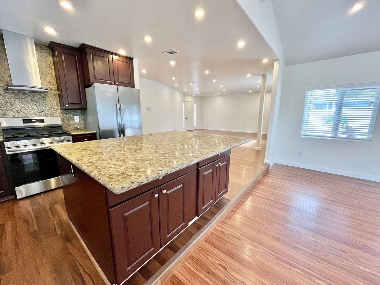 6903 Eberhart St - Photo 5 of 20