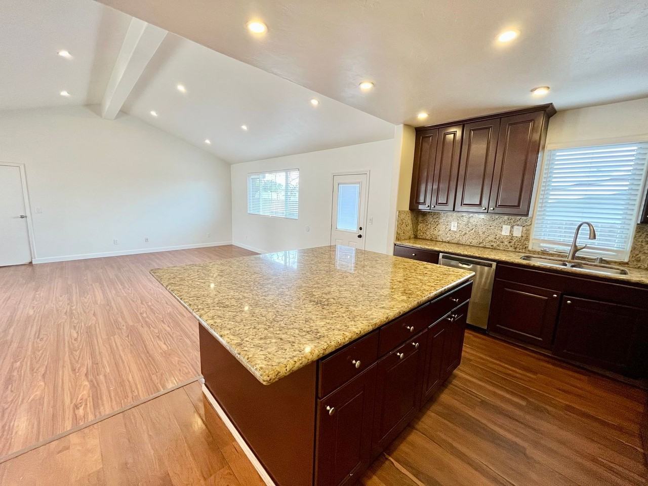 6903 Eberhart St - Photo 6 of 20