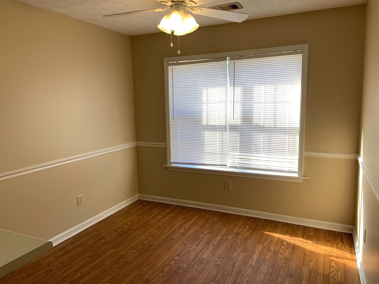 1960 Sara St - Photo 3 of 8