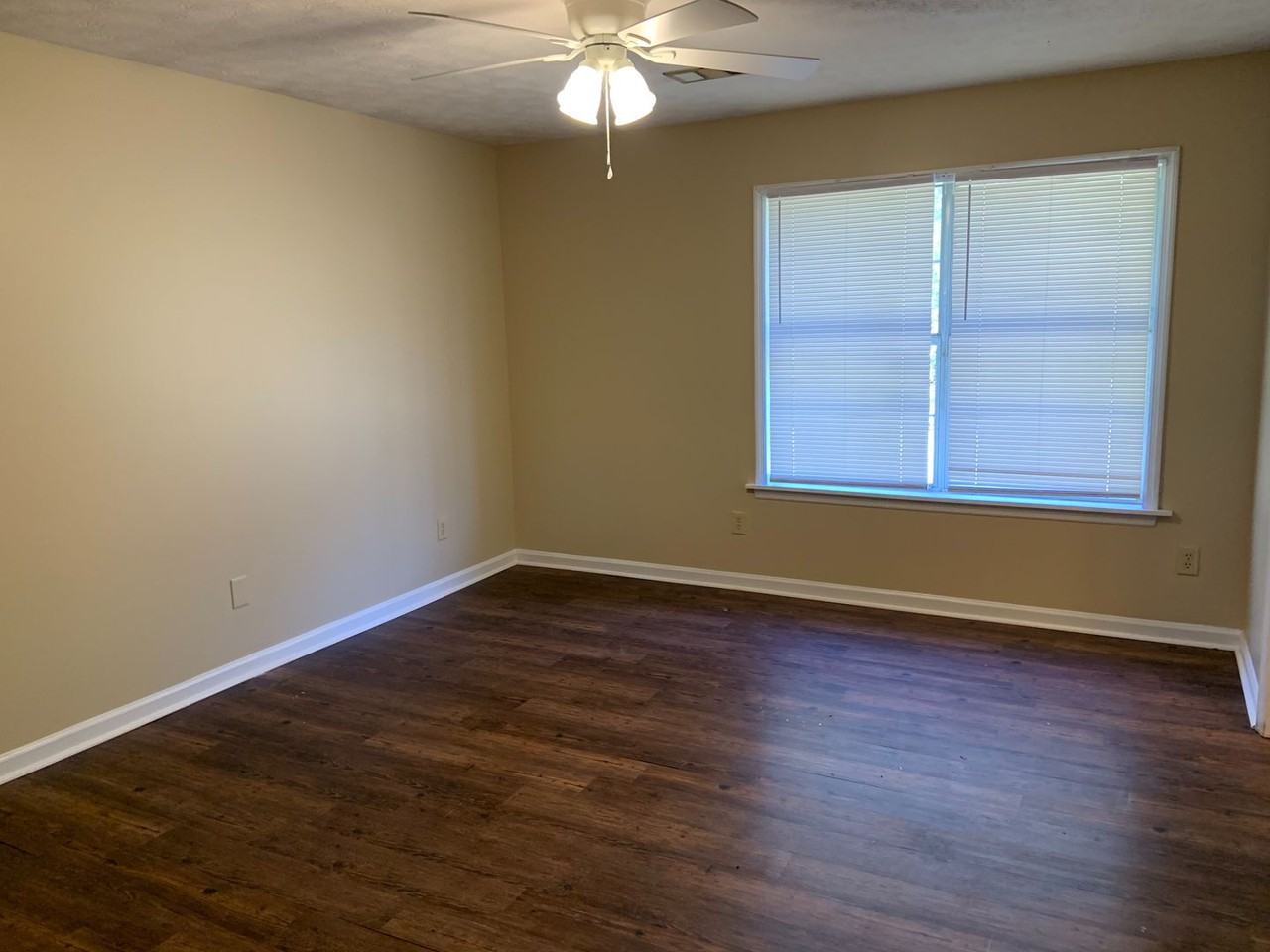 1960 Sara St - Photo 4 of 8