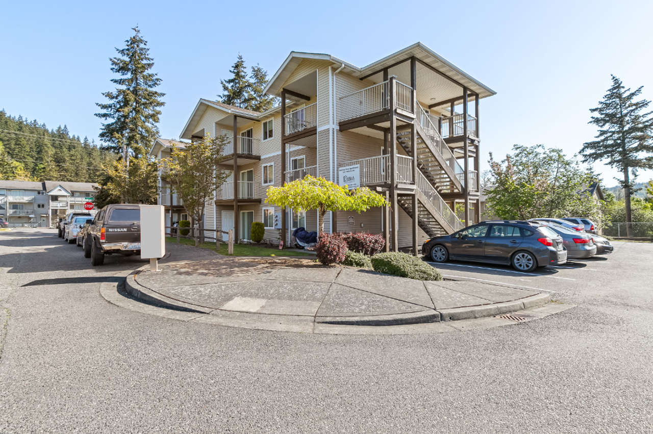 Sehome View Apartments – Timeless Comfort & Modern Convenience in the Heart of Bellingham - Photo 4 of 25