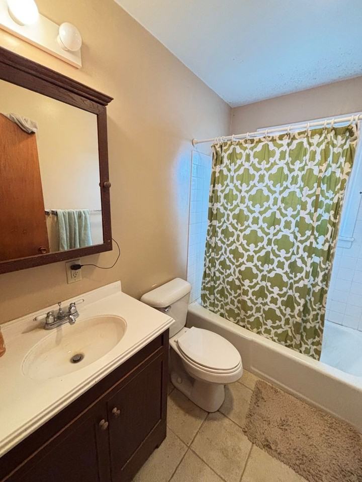 1402 E Mchenry St - Photo 2 of 4