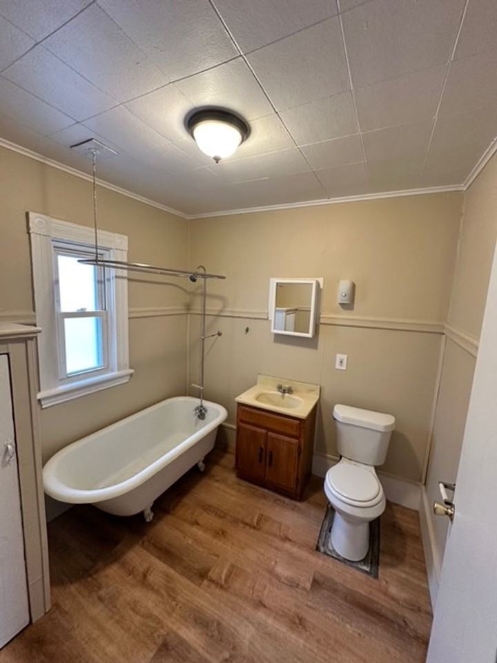 490 Glenwood Ave - Photo 3 of 11