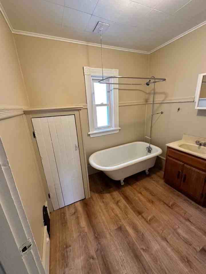 490 Glenwood Ave - Photo 4 of 11