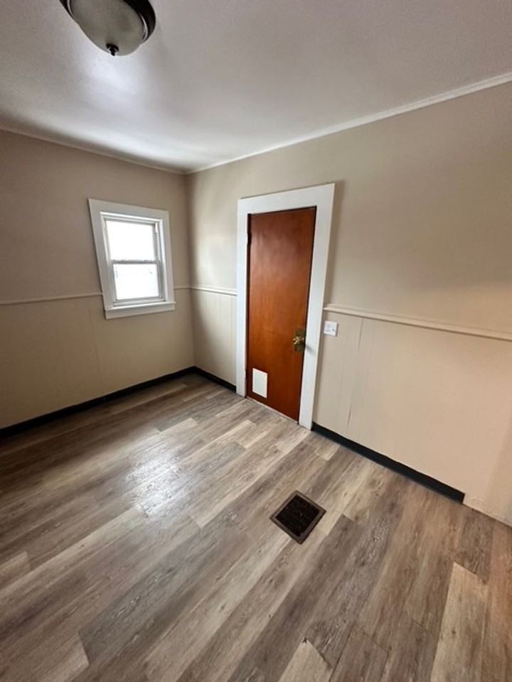 490 Glenwood Ave - Photo 5 of 11