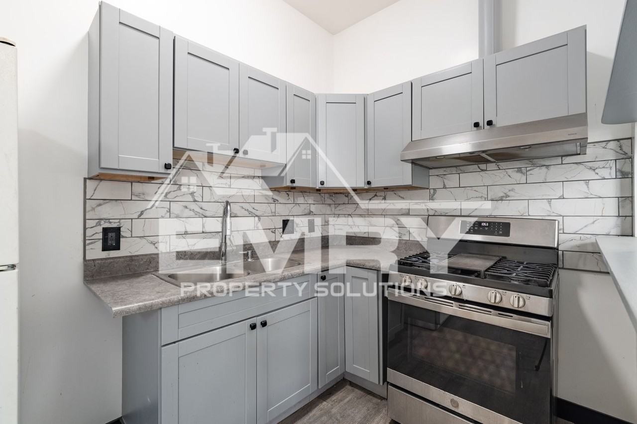 942 S Gerhart Ave - Photo 4 of 27