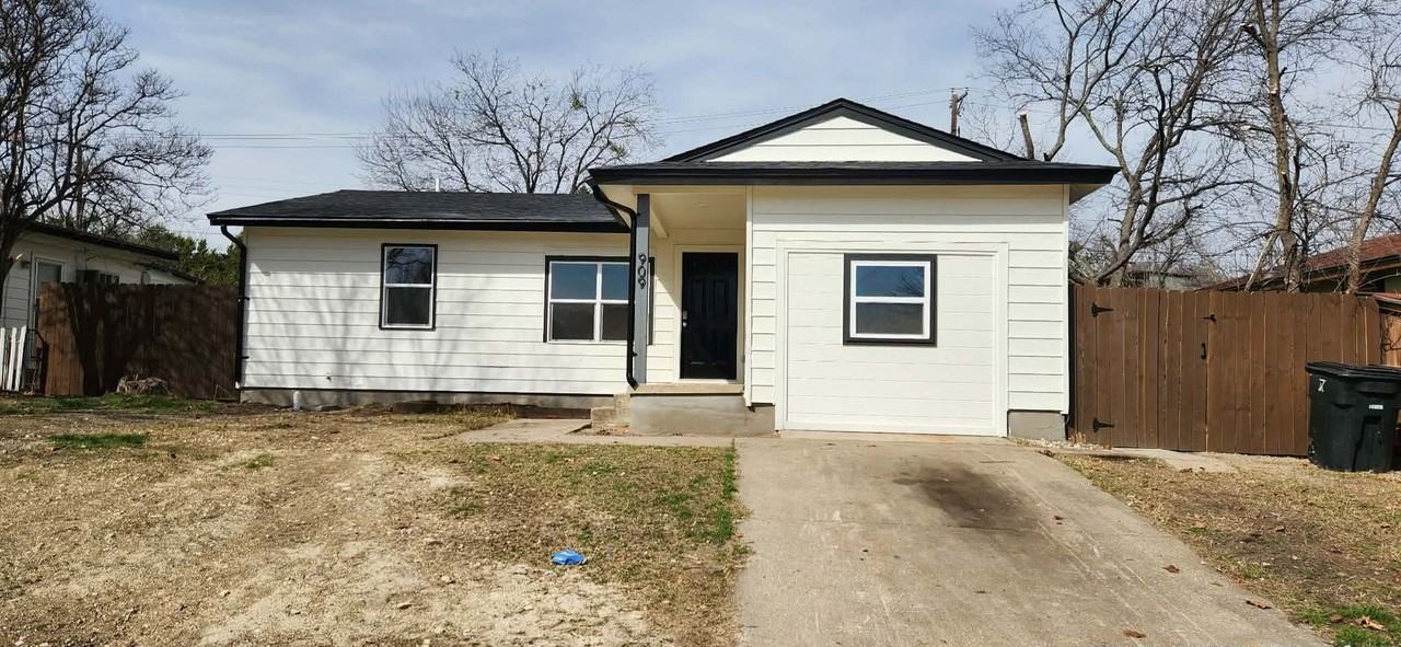 909 Houston St - Photo 2 of 25