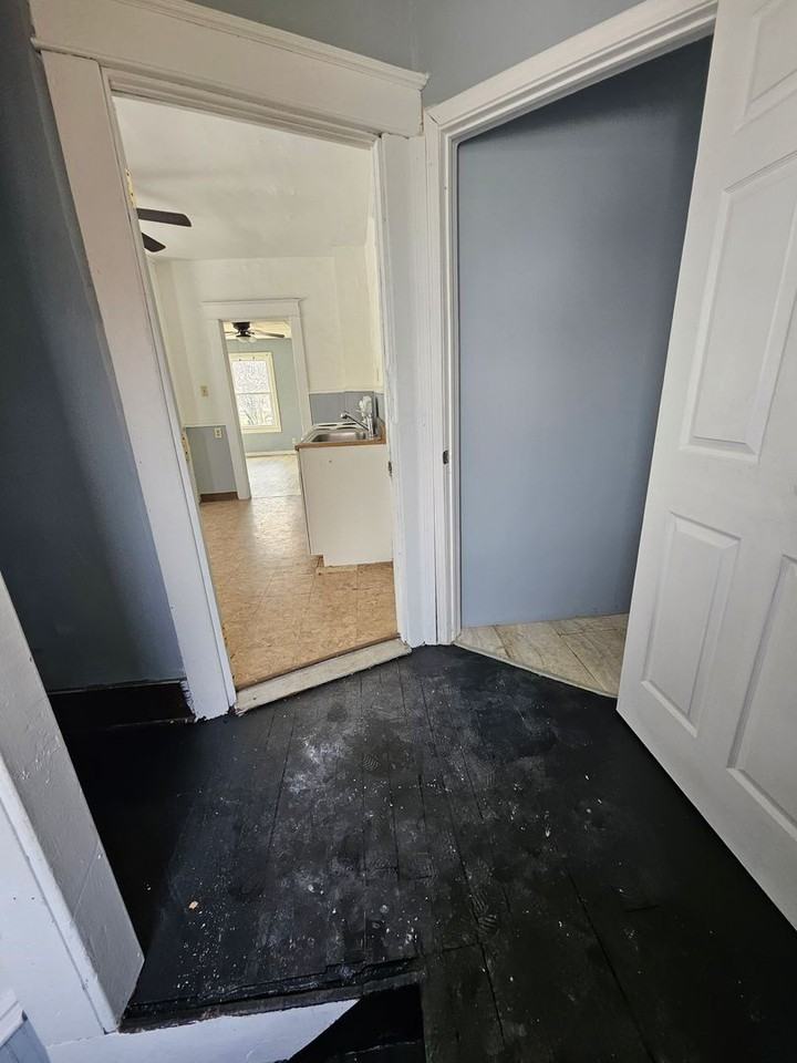 1210 E 10th St - Photo 2 of 10