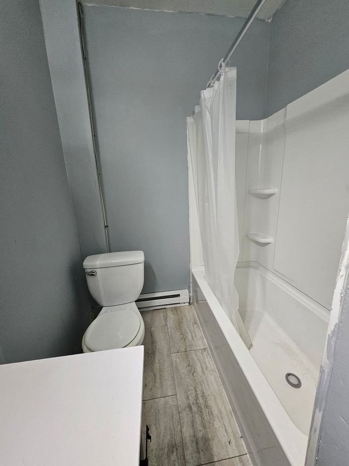 1210 E 10th St - Photo 4 of 10