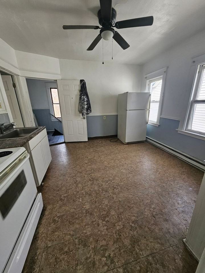 1210 E 10th St - Photo 6 of 10