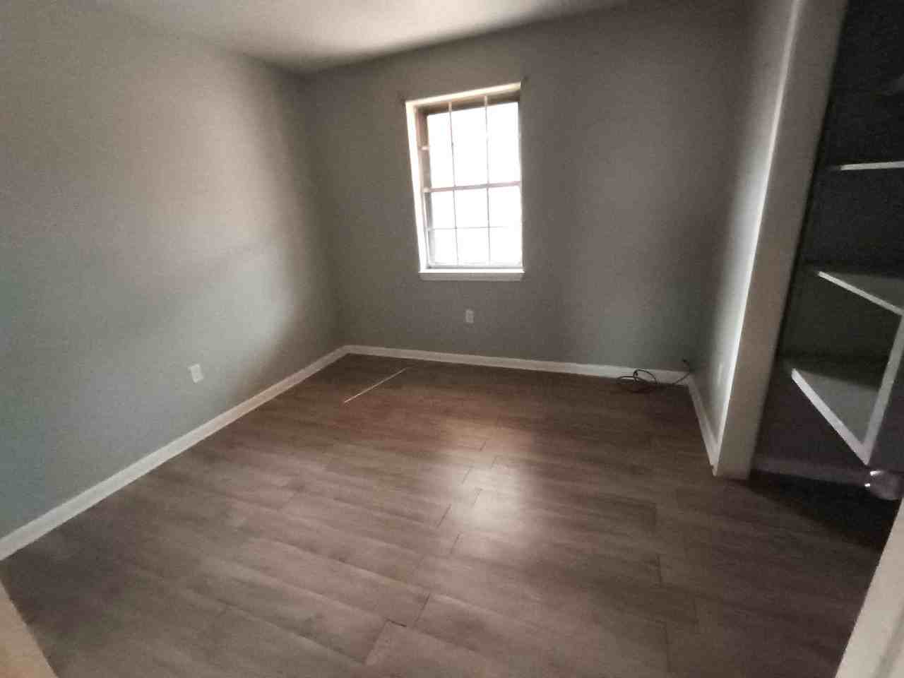 1666 Rosedale Dr - Photo 4 of 8