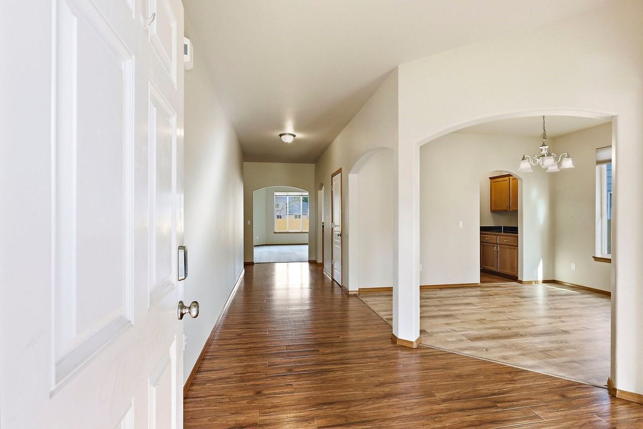 8310 55th Ave Se - Photo 3 of 40