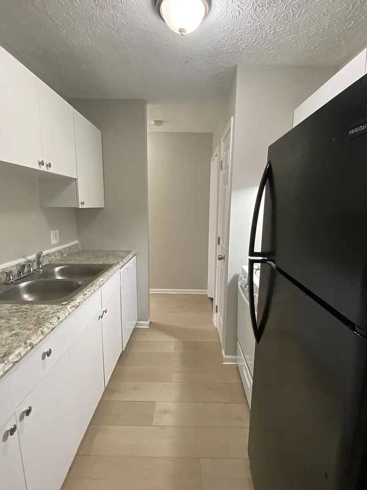 Beautifully Renovated 2 Bedroom Townhouse - Photo 3 of 15
