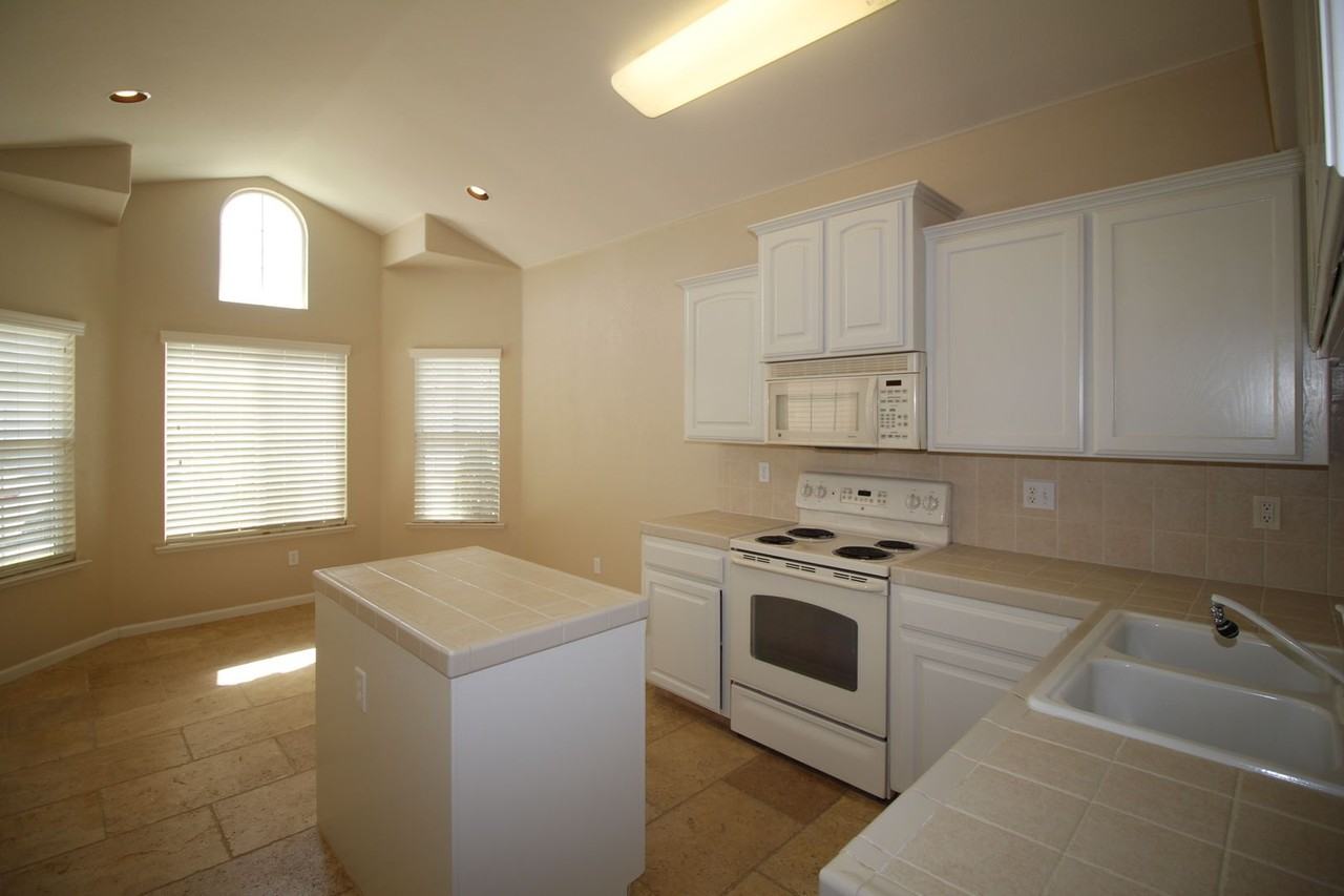 10793 N Tea Party Ln - Photo 3 of 17