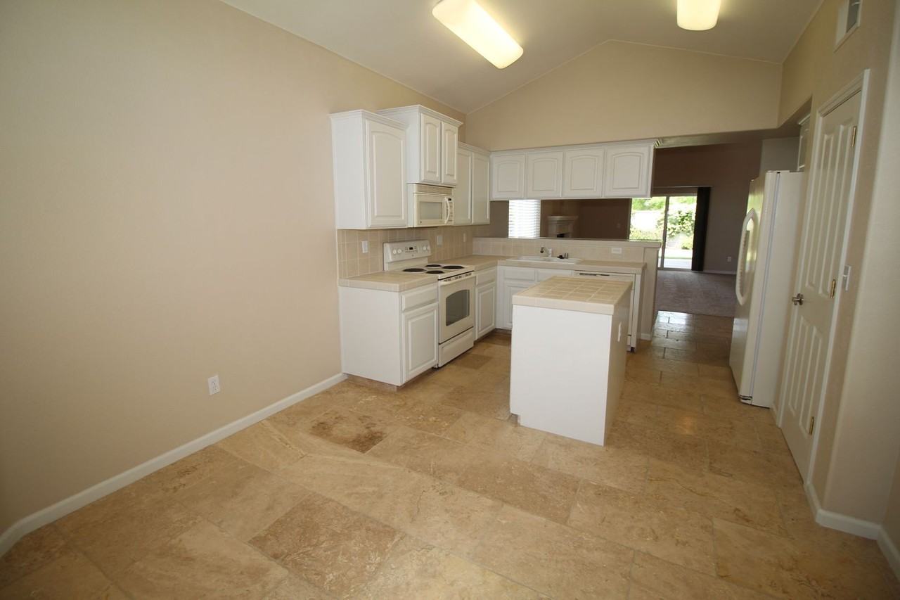 10793 N Tea Party Ln - Photo 4 of 17