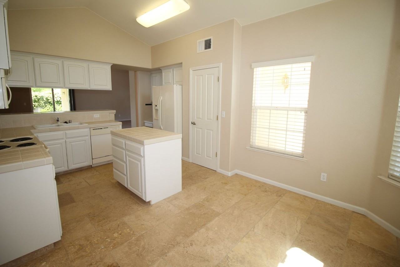 10793 N Tea Party Ln - Photo 5 of 17