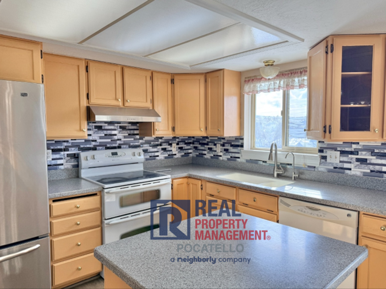 1683 Glacier St - Photo 2 of 28