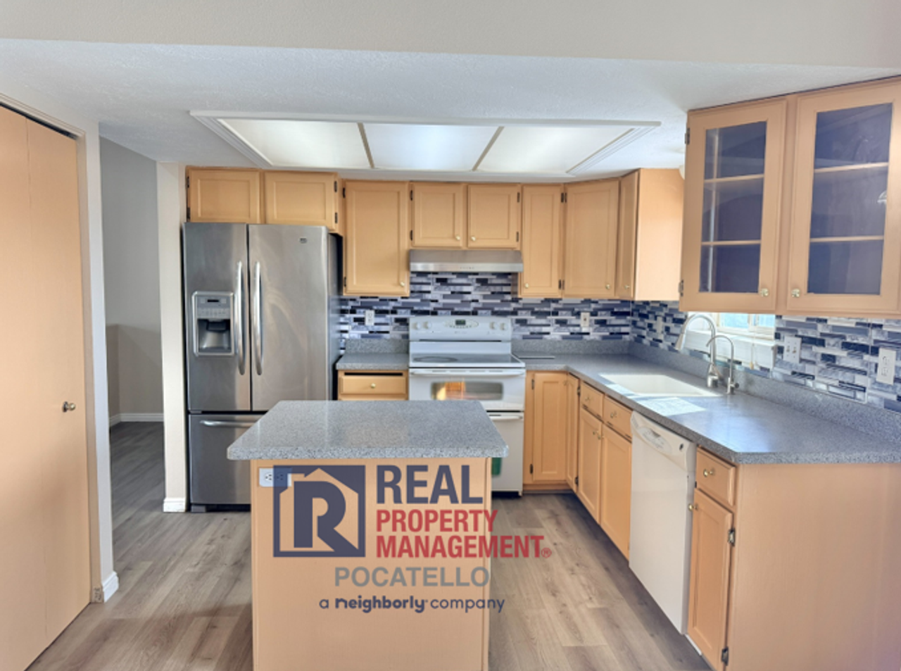 1683 Glacier St - Photo 3 of 28