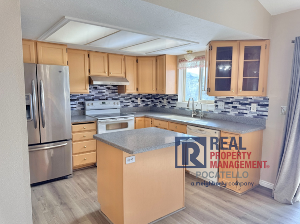 1683 Glacier St - Photo 4 of 28