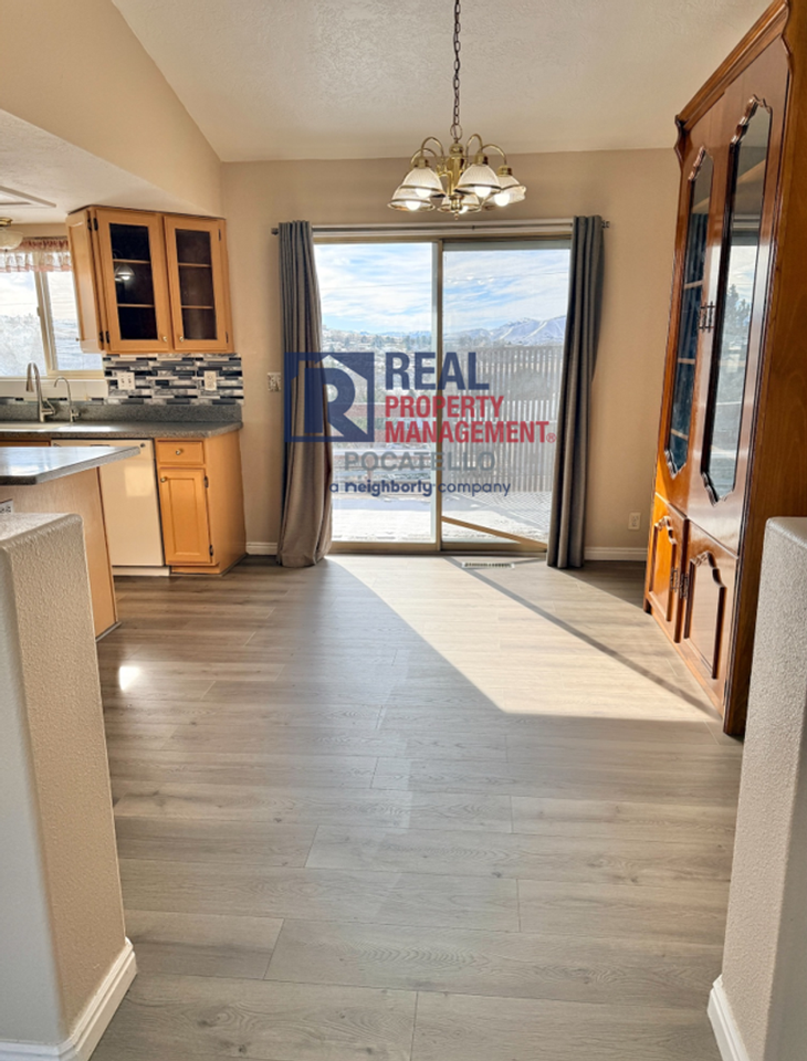 1683 Glacier St - Photo 5 of 28