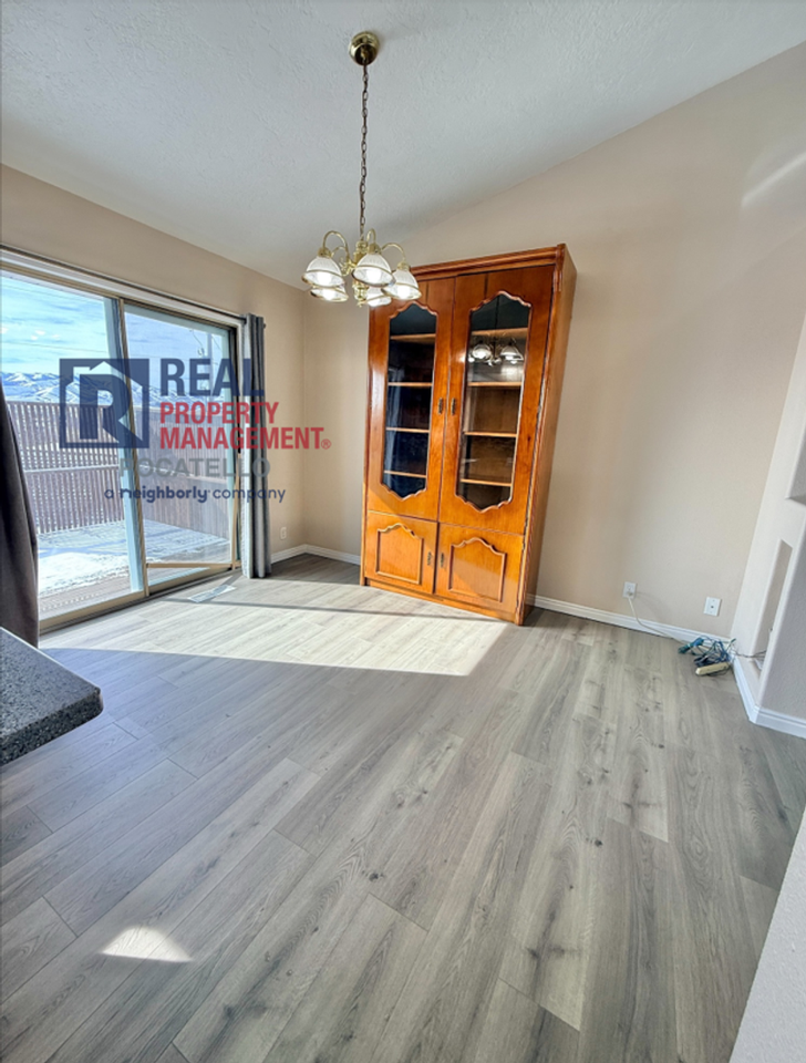 1683 Glacier St - Photo 6 of 28