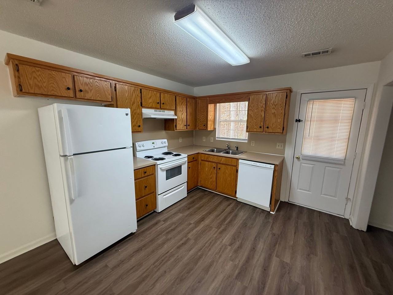 716 Breeze Hill Rd - Photo 3 of 6