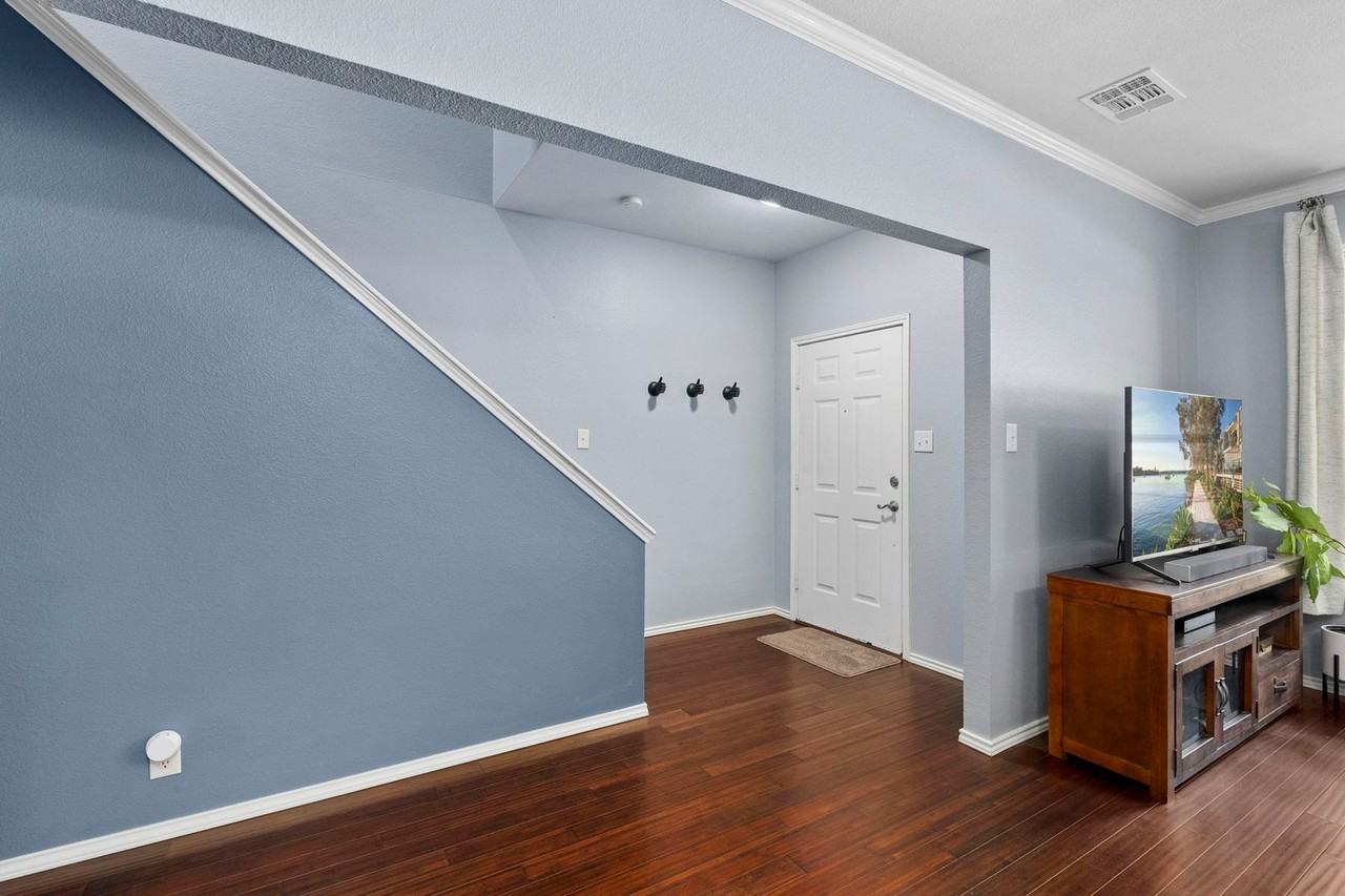 7119 Snowden Crst - Photo 5 of 36