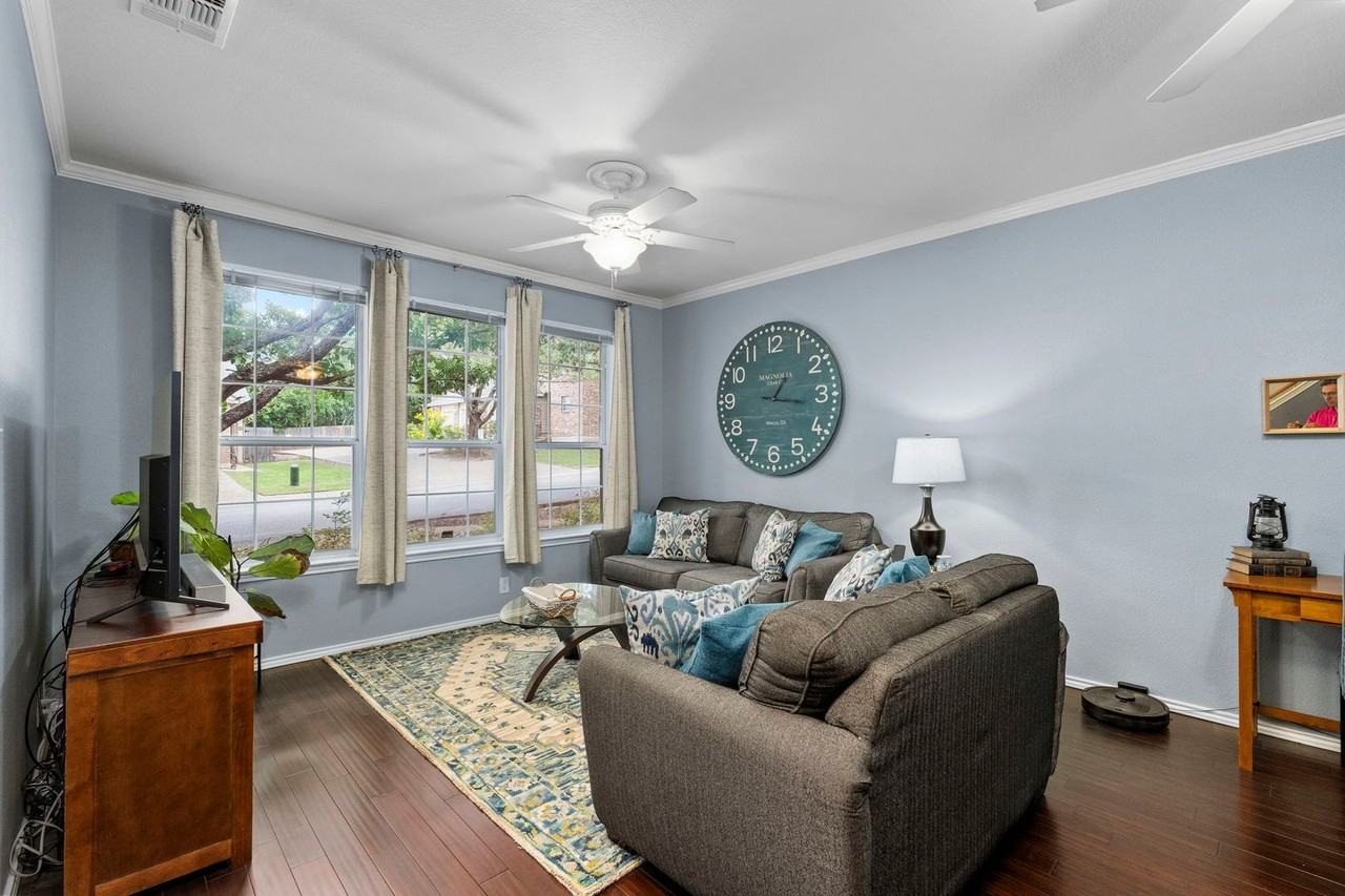 7119 Snowden Crst - Photo 6 of 36