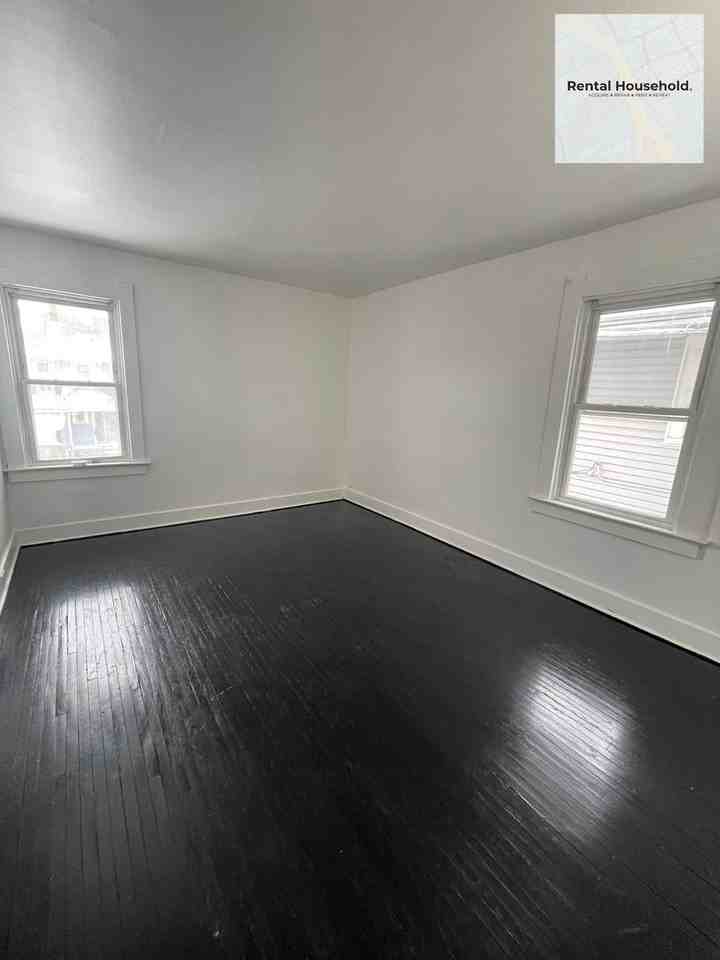 521 Bates Rd - Photo 4 of 11