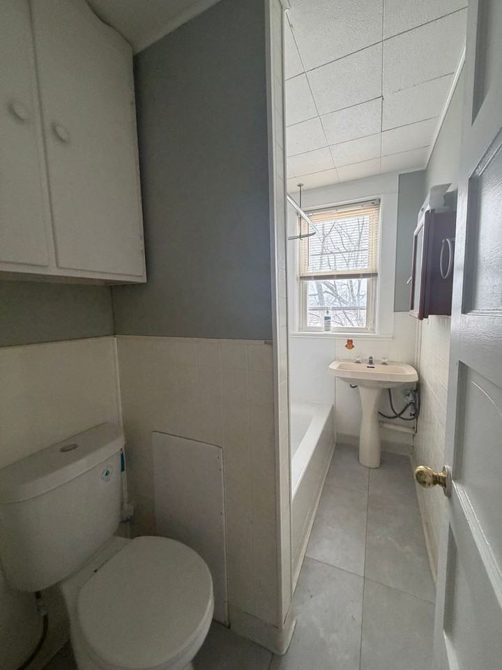 111 Benedict Rd - Photo 5 of 17