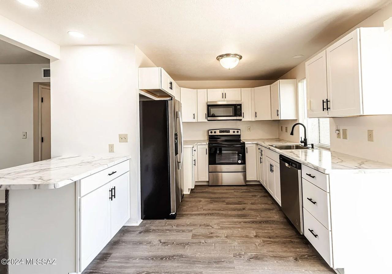 3722 S Bellingham Pl - Photo 6 of 12