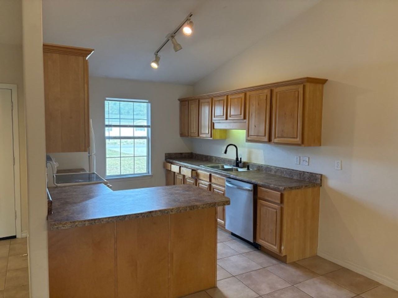 1833 Sundown Dr - Photo 5 of 28