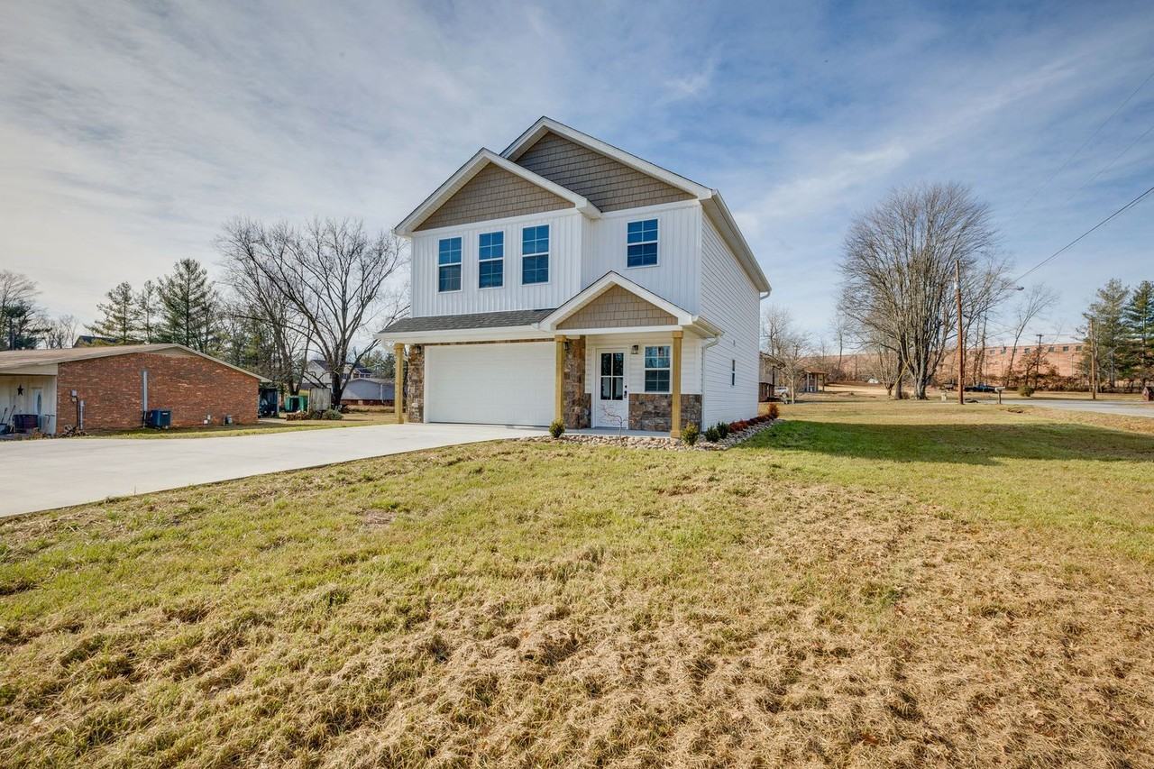 300 Robin Hood Ln - Photo 3 of 30