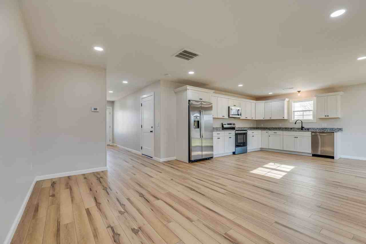 300 Robin Hood Ln - Photo 7 of 30