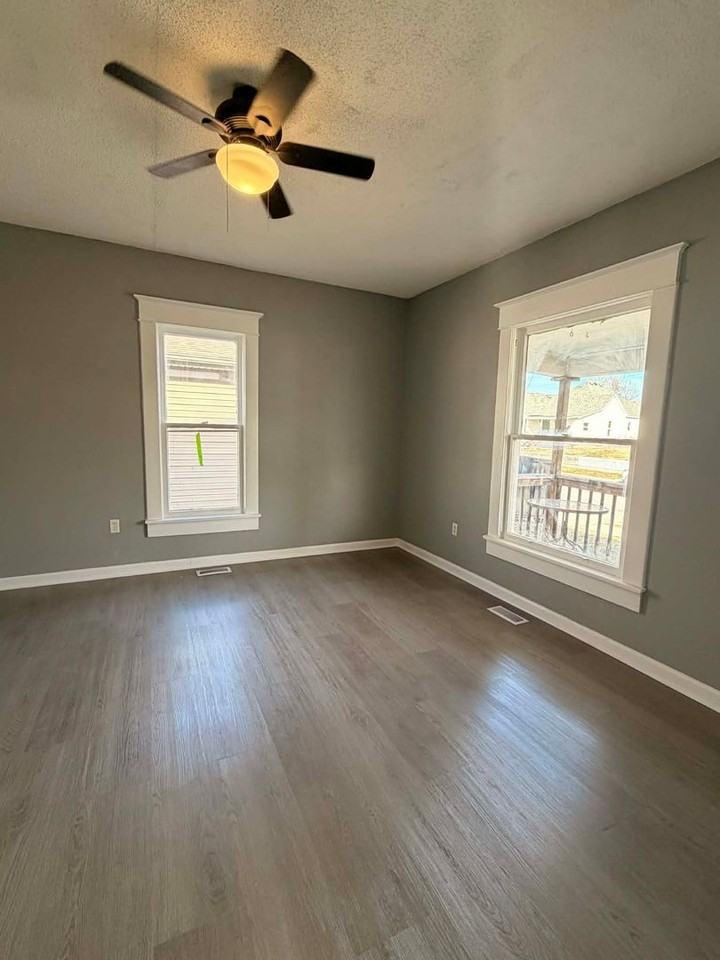 2116 S Moffet Ave - Photo 3 of 11