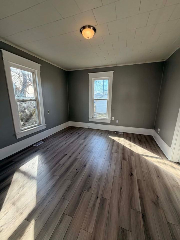 2116 S Moffet Ave - Photo 5 of 11