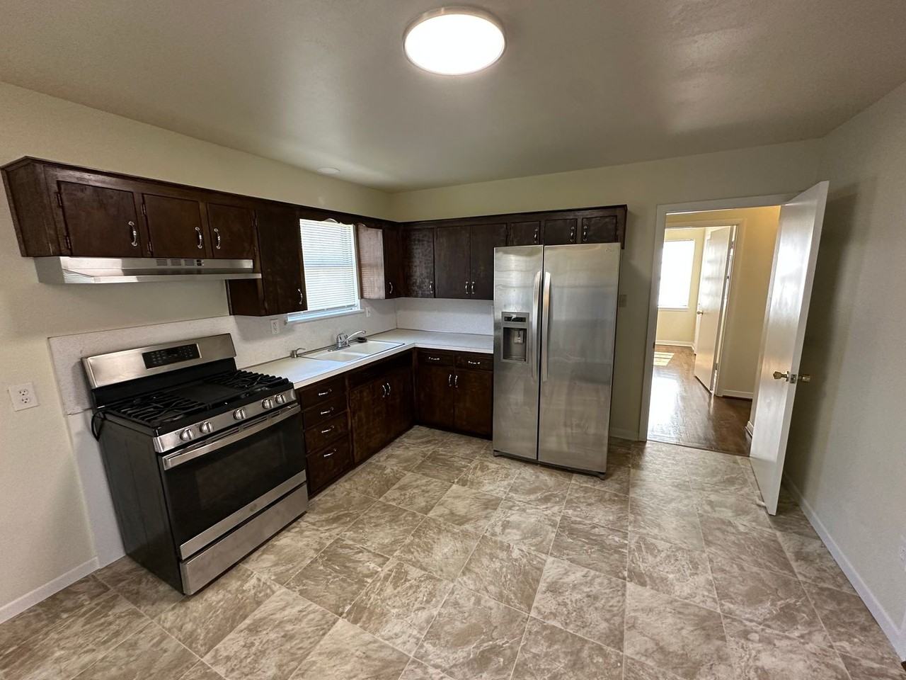 511 Louise St - Photo 2 of 19