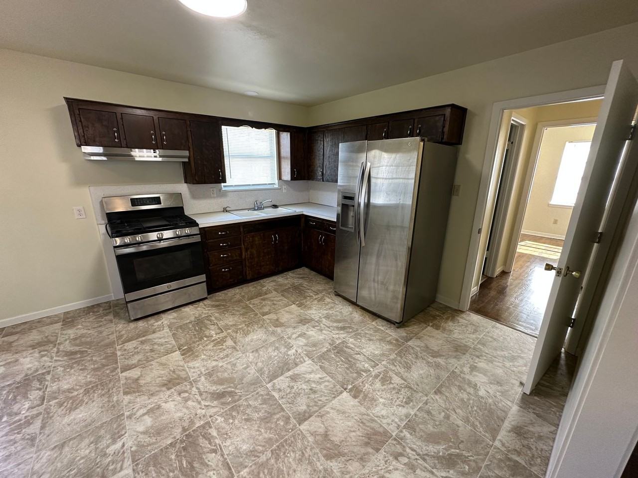 511 Louise St - Photo 3 of 19