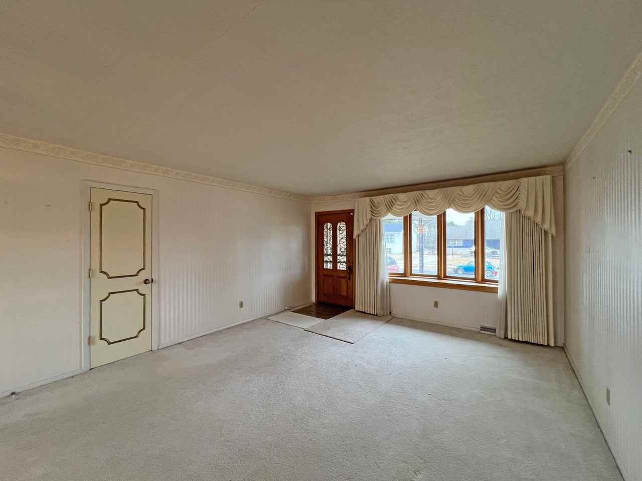 1913 W Clarewood Ave - Photo 2 of 24