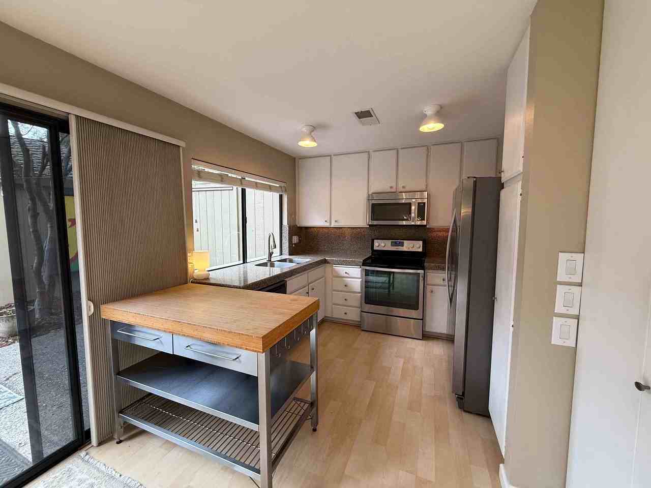 1402 Commons Dr - Photo 4 of 47