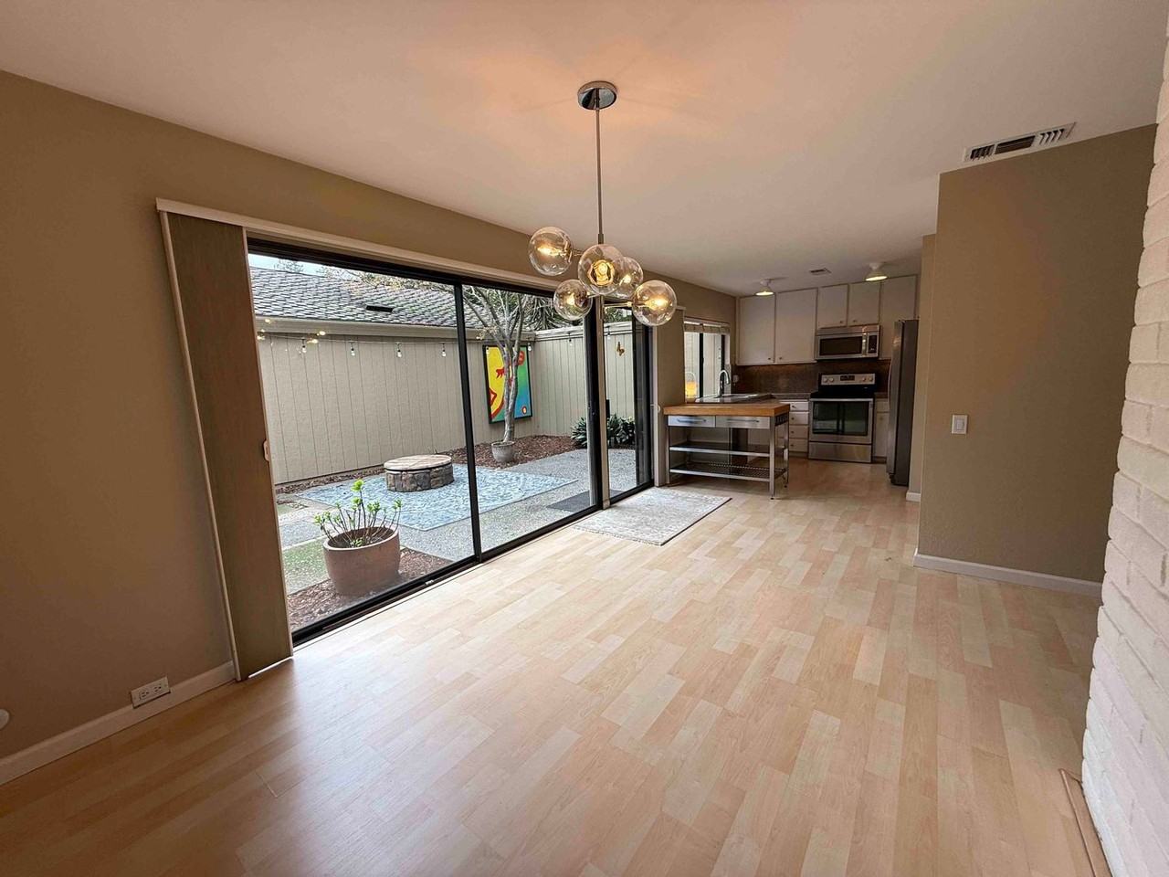 1402 Commons Dr - Photo 3 of 47