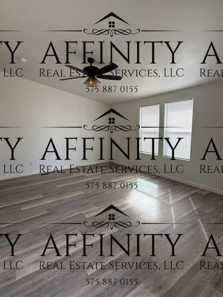 2206 Iris St - Photo 3 of 17