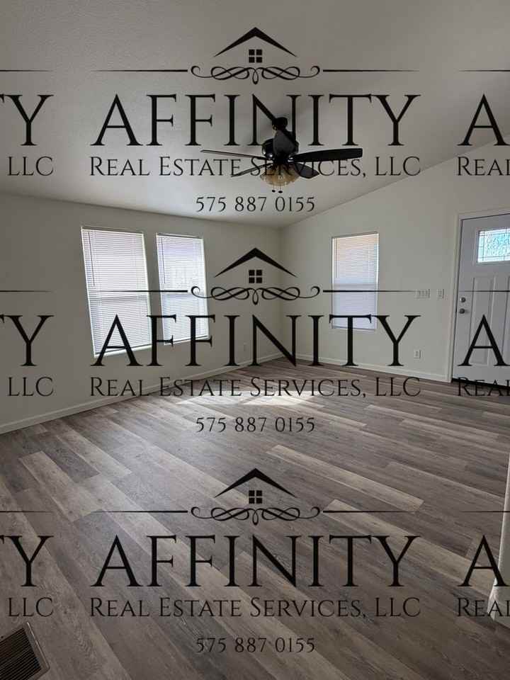 2206 Iris St - Photo 4 of 17