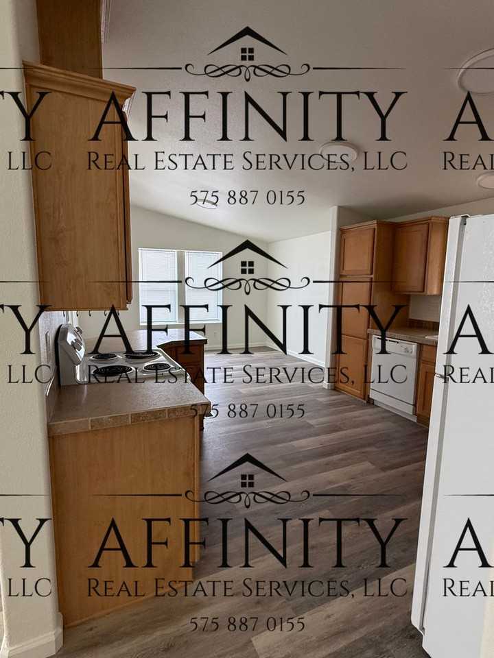 2206 Iris St - Photo 5 of 17