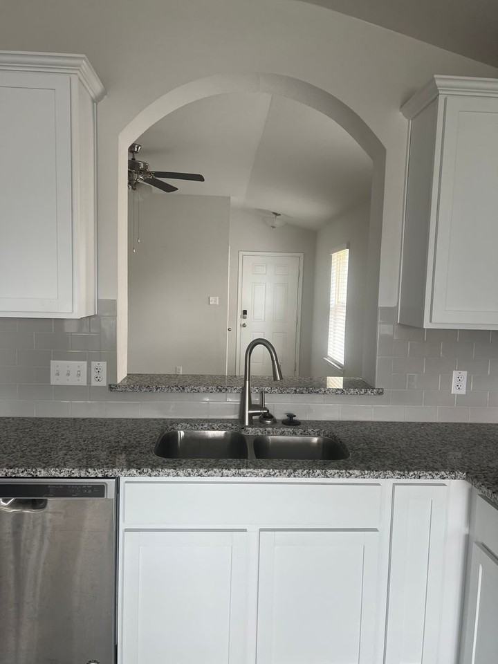 9019 Stonehollow Dr - Photo 4 of 14