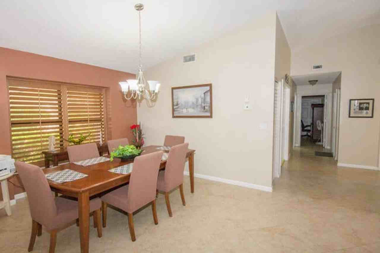 4907 Boxwood Cir - Photo 3 of 16