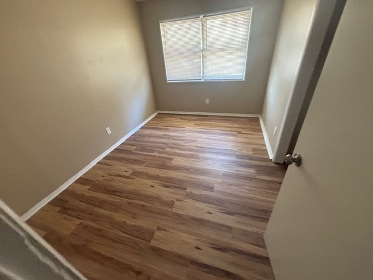 1121 Groner Dr - Photo 5 of 9